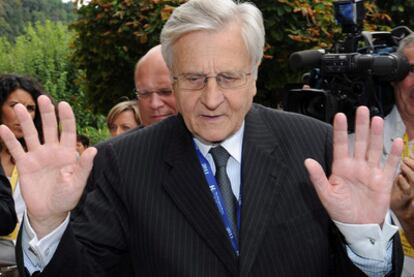 El presidente del BCE, Jean-Claude Trichet, llega a la reunión anual sobre asuntos económicos e internacionales que se celebra en Cernobbio.