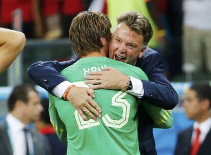 Van Gaal felicita a Krull tras los penaltis contra Costa Rica.