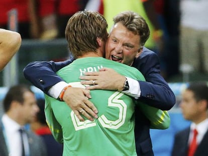 Van Gaal felicita a Krull tras los penaltis contra Costa Rica.