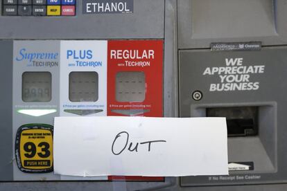 Un cartel indica que no queda gasolina en una gasolinera de Chevron, Hollywood, Florida. 