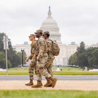 21 August 2025, US, Washington: Members of the National Guard walk past the Capitol building in Washington DC. President Donald Trump activated the National Guard to Washington DC to help combat the crime rate, despite city crime data showing a drop in the crime rate over the past few years. Photo: Ryan Wiramidjaja/ZUMA Press Wire/dpa
21/08/2025 ONLY FOR USE IN SPAIN