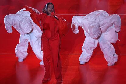 Rihanna despide una intensa actuación en el intermedio subida a los cielos sobre una plataforma.