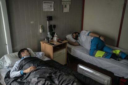 Los técnicos Héctor Martínez y Francisco Miguel Pérez descansan en la base de la UVI 8 entre una llamada y otra.