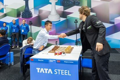 Carlsen saluda a Ding a su llegada a la mesa de juego, hoy en Wijk aan Zee