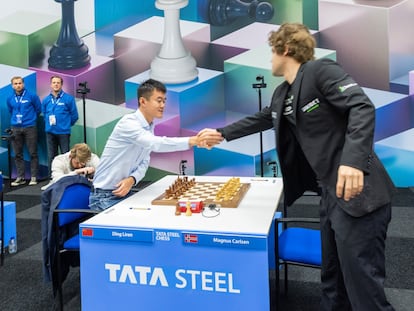 Carlsen saluda a Ding a su llegada a la mesa de juego, hoy en Wijk aan Zee