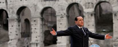 Silvio Berlusconi, en un acto de campaña junto al Coliseo de Roma.