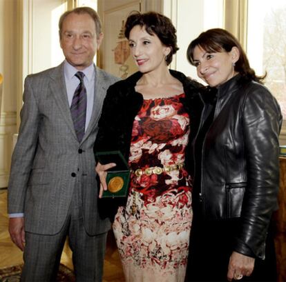 La cantante Luz Casal (en el centro) junto al alcalde de París, Bertrand Delanoë, y la primera teniente de alcalde, Anne Hidalgo.