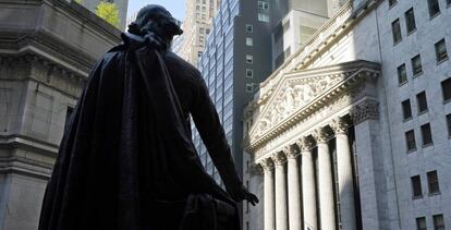 Estatua de George Washington, de espaldas, ante la Bolsa de Nueva York.