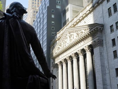 Estatua de George Washington, de espaldas, ante la Bolsa de Nueva York.