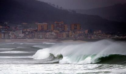 Grandes olas rompen este miércoles en la región de Foz (Lugo).