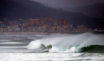 Grandes olas rompen este miércoles en la región de Foz (Lugo). 