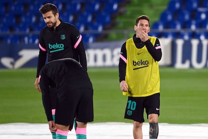 Piqué y Messi, antes de medirse al Getafe.