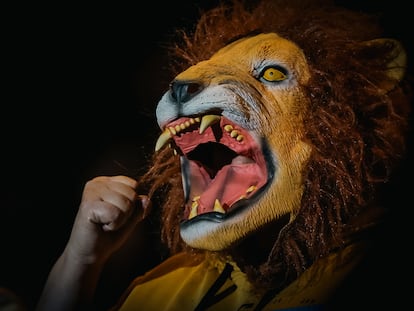 Un simpatizante de Javier Milei con una mascara de león, animal con el que se identifica el presidente, durante el lanzamiento de su libro 'Capitalismo, socialismo y la trampa neoclásica', el martes en Buenos Aires.