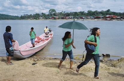 A orillas del río Maroni, en el corazón de la Amazonía, en la Guyana francesa, está Maripasoula, junto a la frontera con Surinam. El principal medio de transporte para ir a la escuela es la canoa.