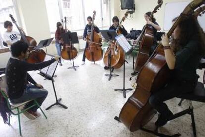 Seis contrabajistas de la Orquesta de Alumnos de Euskadi ensayan en Eibar, donde la formación se concentró la pasada semana para preparar la gira por Venezuela.