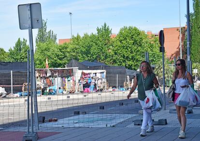 Obras en la calle de Santa Catalina para nivelar la acera y la vía vehicular y habilitar el área para que 10 puestos del mercadillo se reubiquen allí.