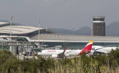 Un avión de Iberia en el aeropuerto de El Prat (Barcelona).