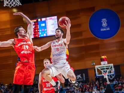 Brizuela penetra a canasta ante Brandwijk.  ALBERTO NEVADO (FEB)