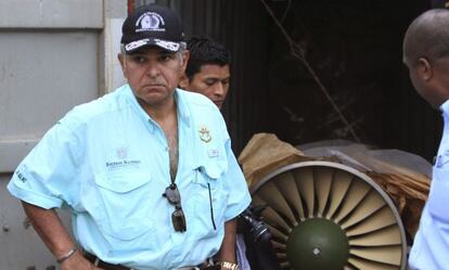 El ministro panameño de Seguridad, José Raúl Mulino, en el buque.
