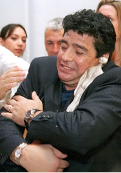 Diego Armando Maradona recibe el 21 de diciembre de 1999 el premio al mejor deportista argentino del siglo