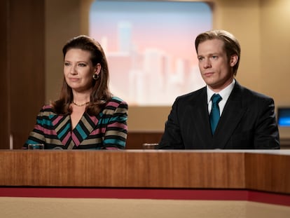 Anna Torv y Sam Reid, en el tercer episodio de la segunda temporada de 'The Newsreader'.