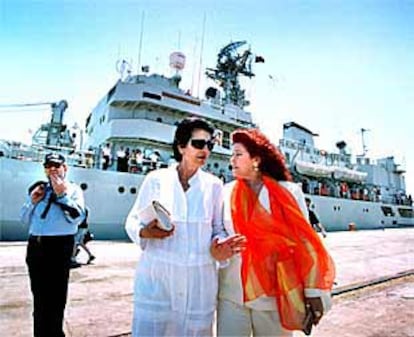 Irene Papas y Consuelo Ciscar ayer, ante el buque en Sagunto.