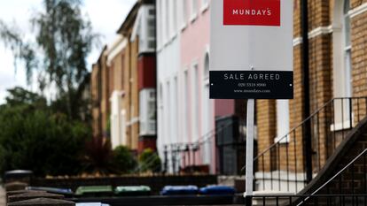Cartel de ventas de casas en Londres, Reino Unido, en una imagen de archivo.