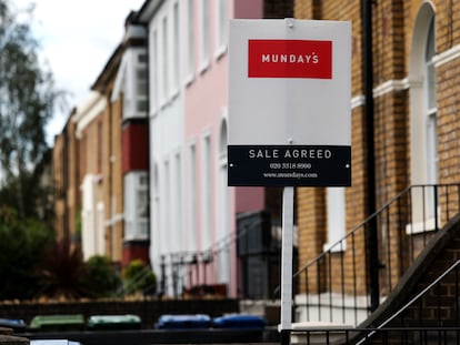 Un cartel de venta de vivienda en Londres (Reino Unido)