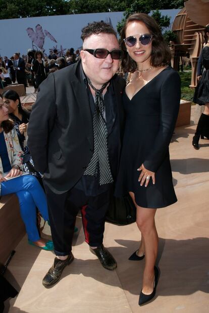 El diseñador Alber Elbaz y la actriz Natalie Portman, en el desfile de Dior, uno de los más concurridos en cuanto a celebrities se refiere.