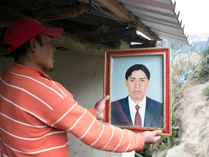 Leonardo Paucar mira la última foto que le queda de su hermano, antes de que desapareciera intentando cruzar ilegalmente hacia Estados Unidos. Su madre guarda como un tesoro el último recuerdo que le queda: un DNI. Tenía 17 años.