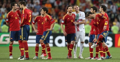 Pepe se acerca a saludar a Xabi Alonso antes del comienzo de la tanda de penaltis.