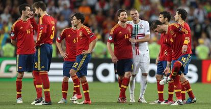 Pepe se acerca a saludar a Xabi Alonso antes del comienzo de la tanda de penaltis.