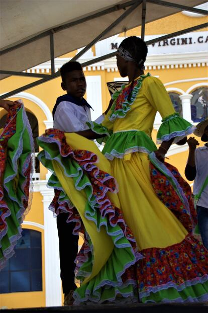 Con evidentes raíces africanas, el bullerengue es un estilo de música nacido en la costa caribe con ritmos muy alegres y pegadizos. Las mujeres, vestidas con los trajes típicos, muy vistosos, bailan al son del tambor llamador, la tambora y las maracas.