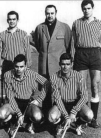 Pedro Amat, abajo a la derecha, en su época de jugador de hockey.