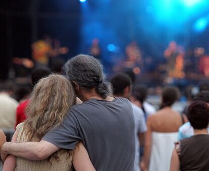 Una pareja ayer en el concierto de Canteca de Macao en la fiesta popular que abrió el Grec