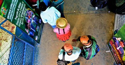 Campesinos hacen cola en el polideportivo de Padcaya (Tarija, Bolivia) para adquirir tecnología agrícola.