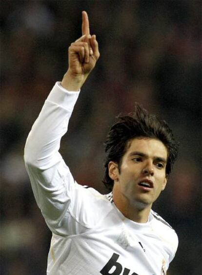 Kaká celebra su gol, el primero del Madrid.