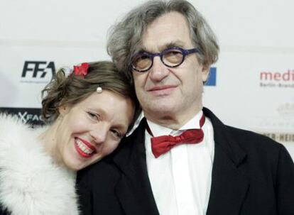 El director alemán Wim Wenders (d) y su esposa, Donata Wenders, posan a su llegada a la gala de la 23 edición de los Premios del Cine Europeo