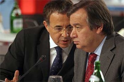 El chileno Luis Ayala y el portugués António Guterres, ayer, en la Internacional Socialista en Madrid.