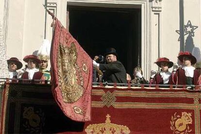 El concejal socialista Pablo Hervás ondea ayer el pendón en la celebración de la Toma de Granada.