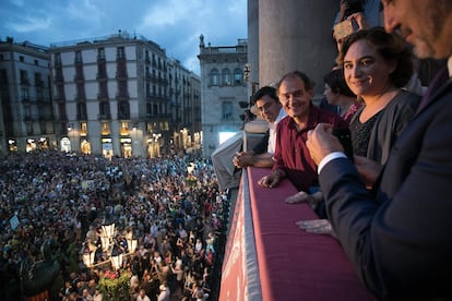 El pregoner, amb l'alcaldessa Ada Colau i Gerardo Pisarello al balcó de l'Ajuntament de Barcelona.