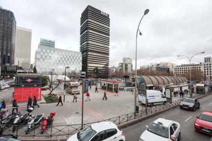 Antiguo aparcamiento de Adif en la Castellana, junto a la estación de metro y cercanías de Nuevos Ministerios. El Corte Inglés presentó la mejor oferta para hacerse con esta parcela, que cuenta con una superficie de casi 13.000 metros cuadrados. Se vendió en 2015 por 136.484.805,96 euros.