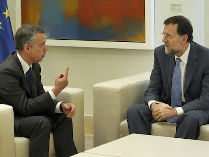 Rajoy (a la derecha) habla con Urkullu durante su reunión en La Moncloa el pasado 26 de junio.