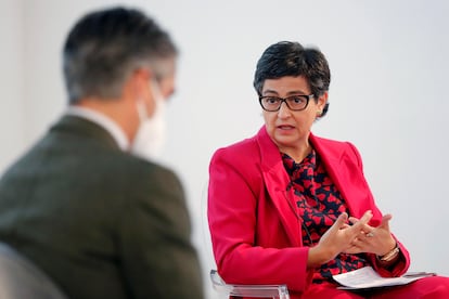 Arancha González Laya conversa este lunes con el periodista Carlos Franganillo durante el foro Conversaciones sobre Europa.