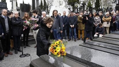 La viuda de Múgica, Papi Las Heras, deposita unas flores.