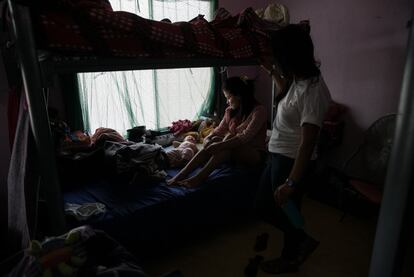 Una psicóloga de MSF atiende a una paciente. M. se quedó embarazada tras sufrir una violación en Honduras. 

M. decidió huir de su país por miedo a que su violador supiese del embarazo. La primera vez que intentó cruzar la frontera con México fue deportada.

Está embarazada de seis meses y el mes pasado volvió a intentar hacer la ruta hasta llegar al refugio para migrantes de Tenosique. 
