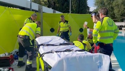 Los servicios de emergencias atienden al menor, al borde de la piscina.