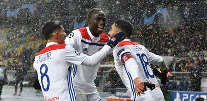 Traoré, Aouar y Fekir festejan un tanto al Shakthar en Europa.