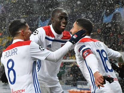 Traoré, Aouar y Fekir festejan un tanto al Shakthar en Europa.