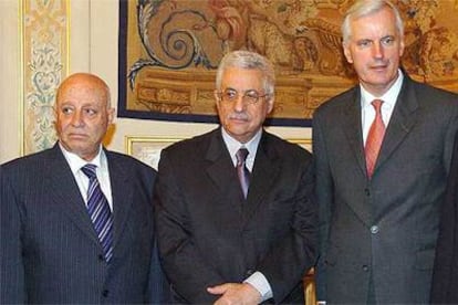 El primer ministro palestino y el secretario general de la OLP, junto al titular francés de Exteriores, Michel Barnier.